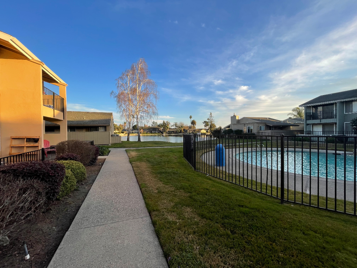 Gated Lakeview Living - Photo 3