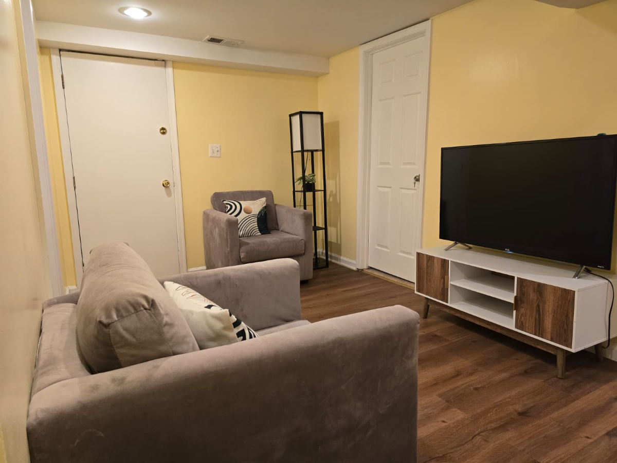 Private Bedroom in North Michigan Park - Photo 3