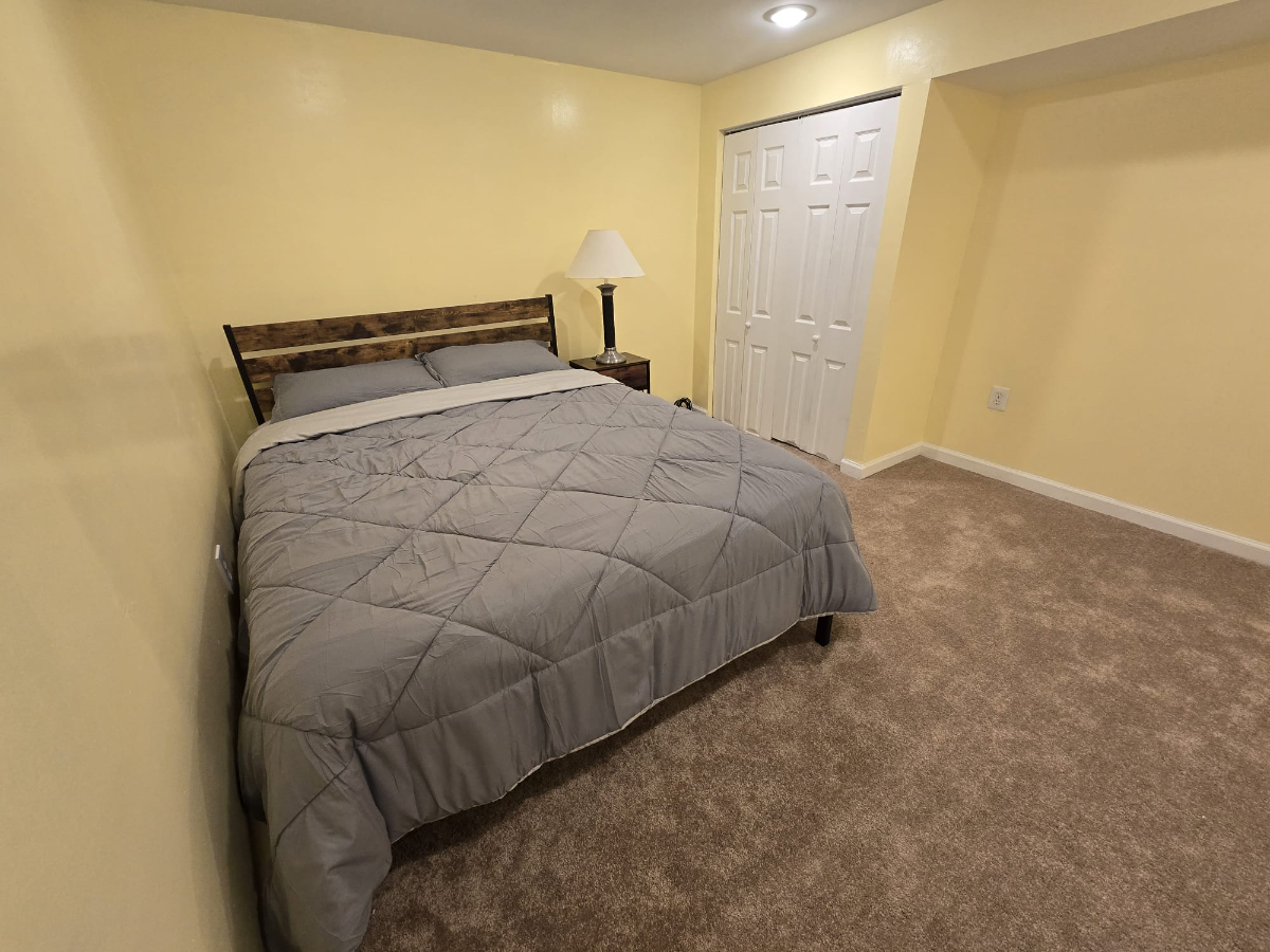 Private Bedroom in North Michigan Park - Photo 2