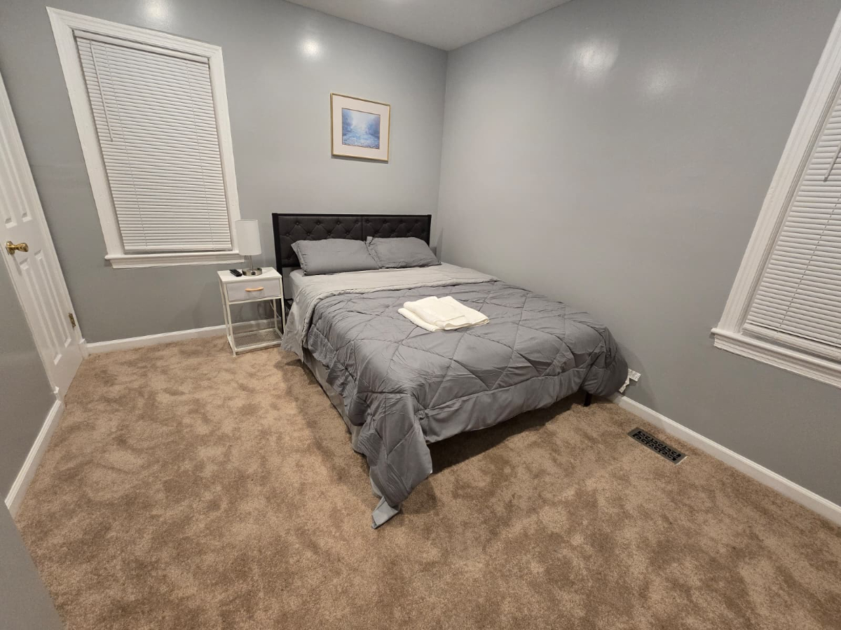 Private Bedroom in North Michigan Park - Photo 2