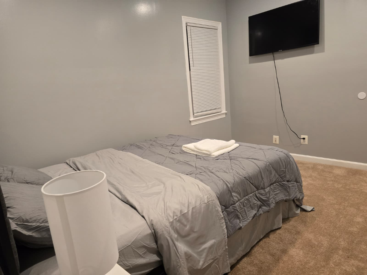 Private Bedroom in North Michigan Park - Photo 1