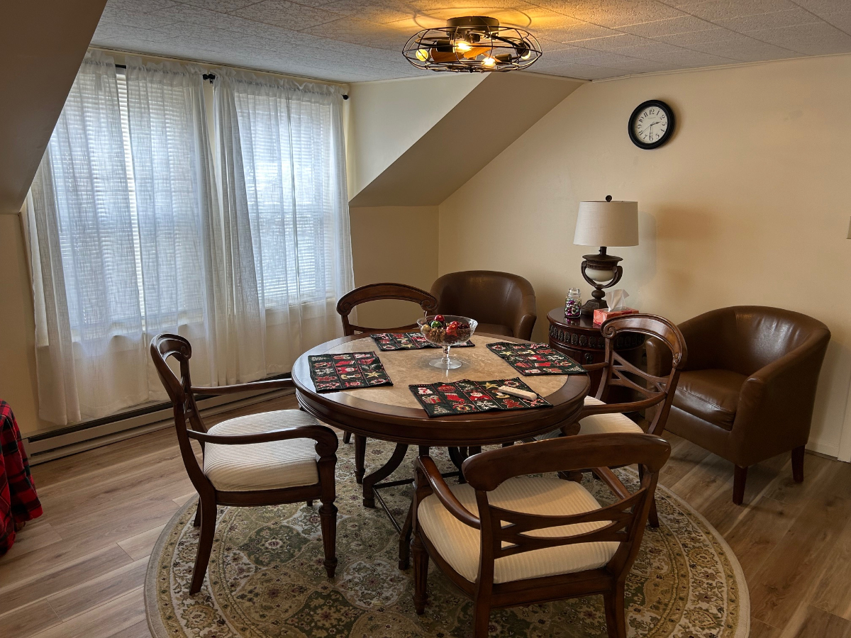 Cozy upstairs funished apartment - Photo 7