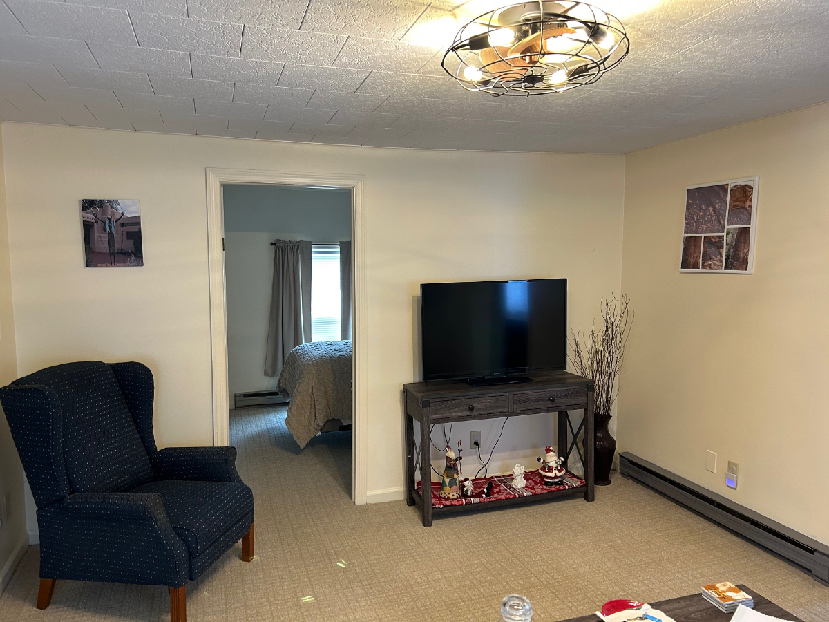 Cozy upstairs funished apartment - Photo 4