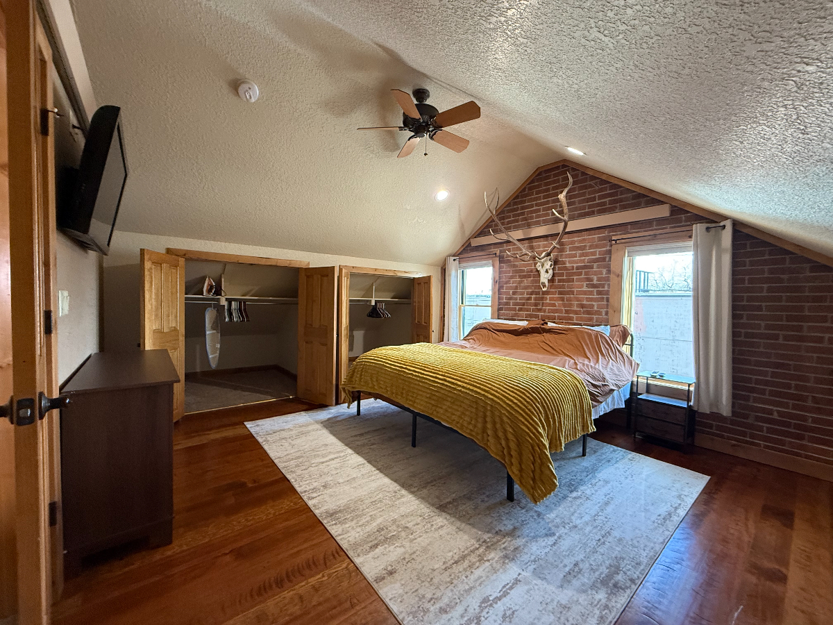 Spacious Apartment Above Local Business Near Downtown - Photo 2