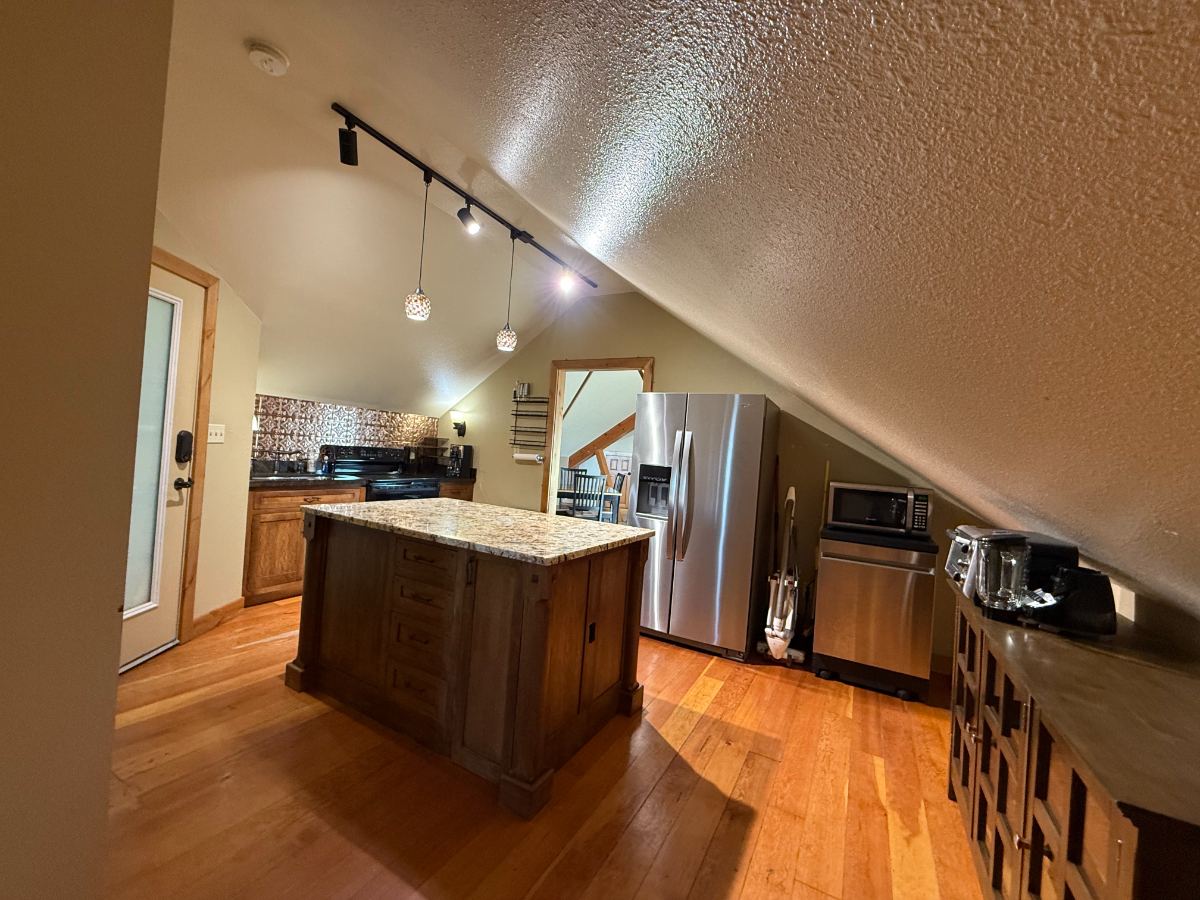 Spacious Apartment Above Local Business Near Downtown - Photo 11