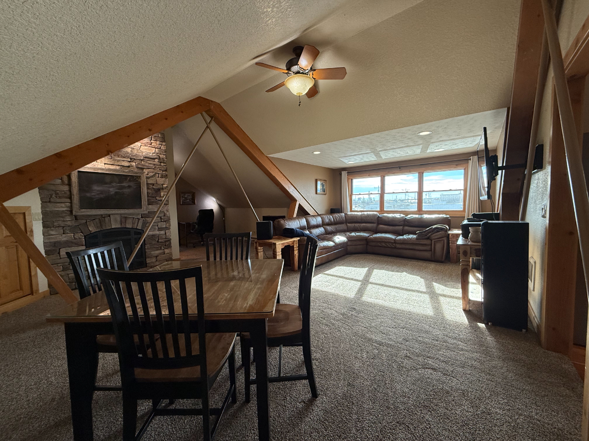 Spacious Apartment Above Local Business Near Downtown - Photo 8