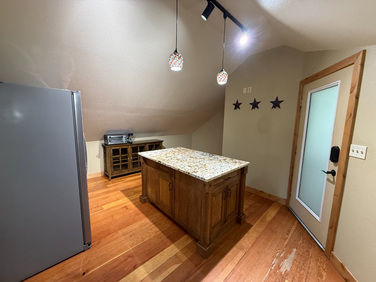Spacious Apartment Above Local Business Near Downtown - Photo 12