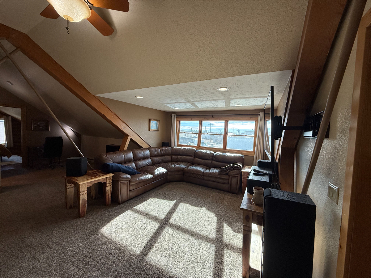 Spacious Apartment Above Local Business Near Downtown - Photo 9