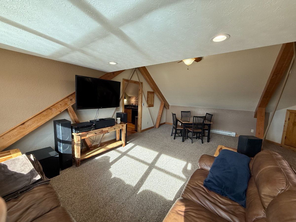Spacious Apartment Above Local Business Near Downtown - Photo 10