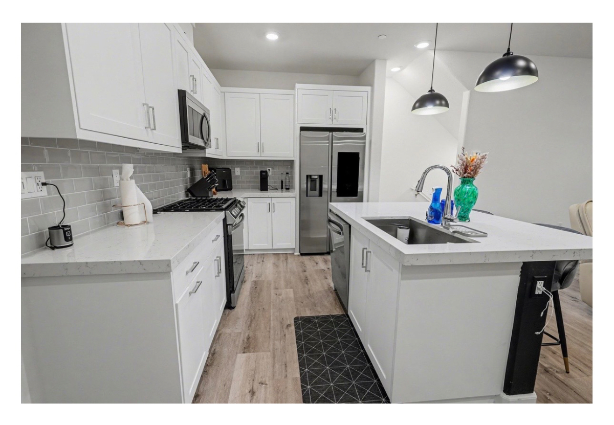 Fully furnished quiet townhome close to freeway - Photo 2