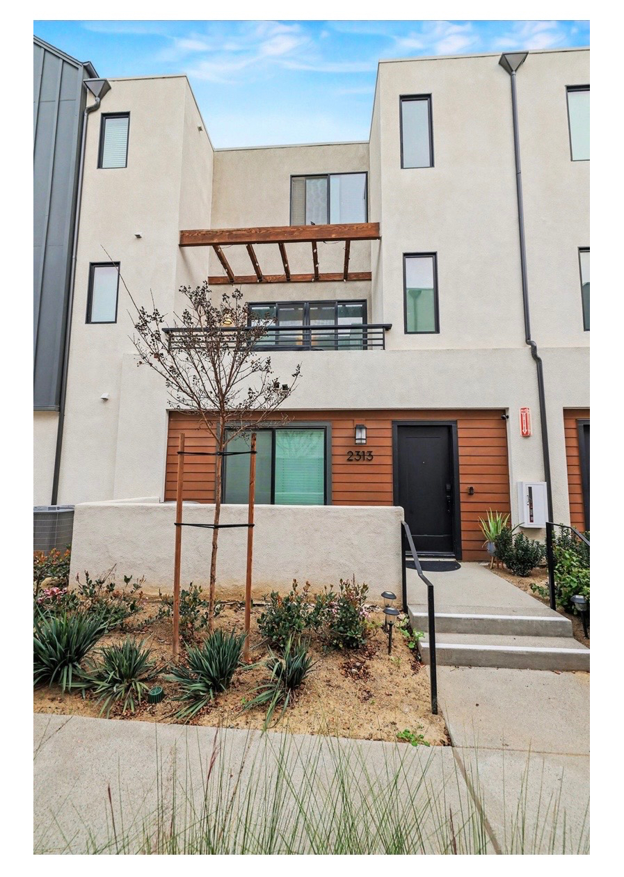 Fully furnished quiet townhome close to freeway - Photo 1