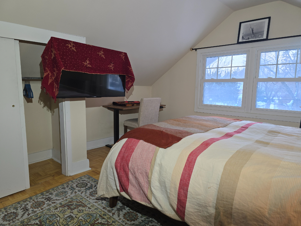 Bright Room with Private Bath and Backyard Deck Near SUNY Albany - Photo 3