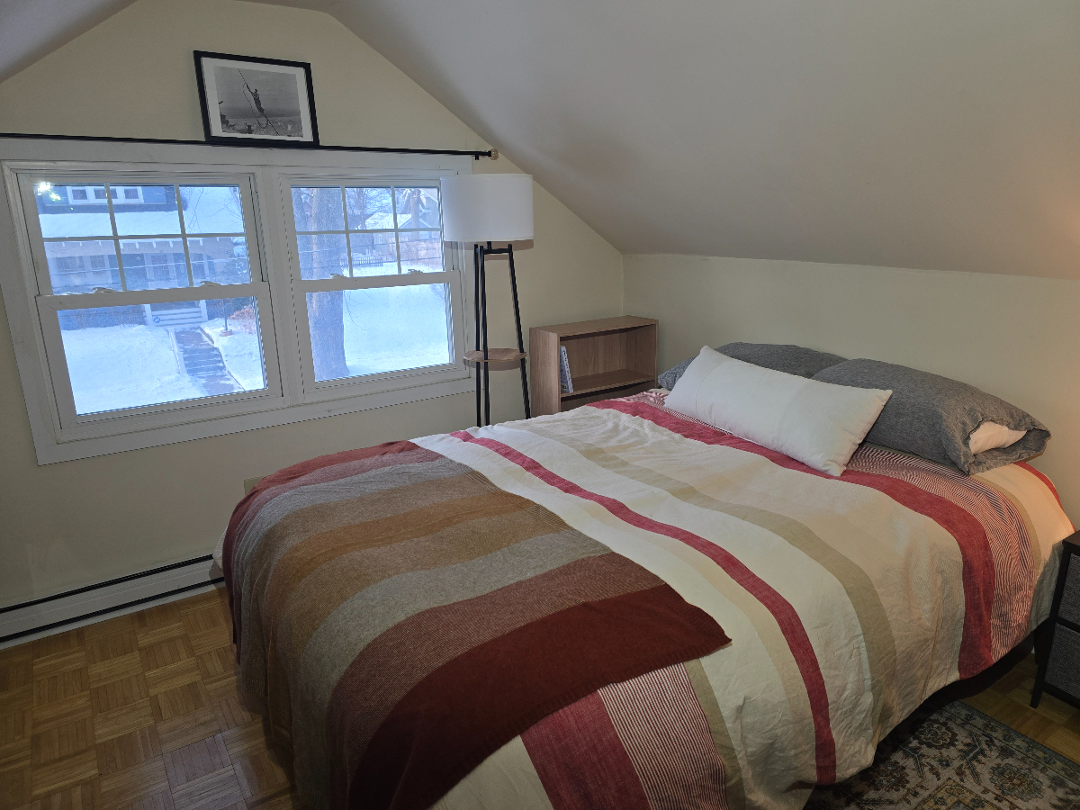 Bright Room with Private Bath and Backyard Deck Near SUNY Albany - Photo 2