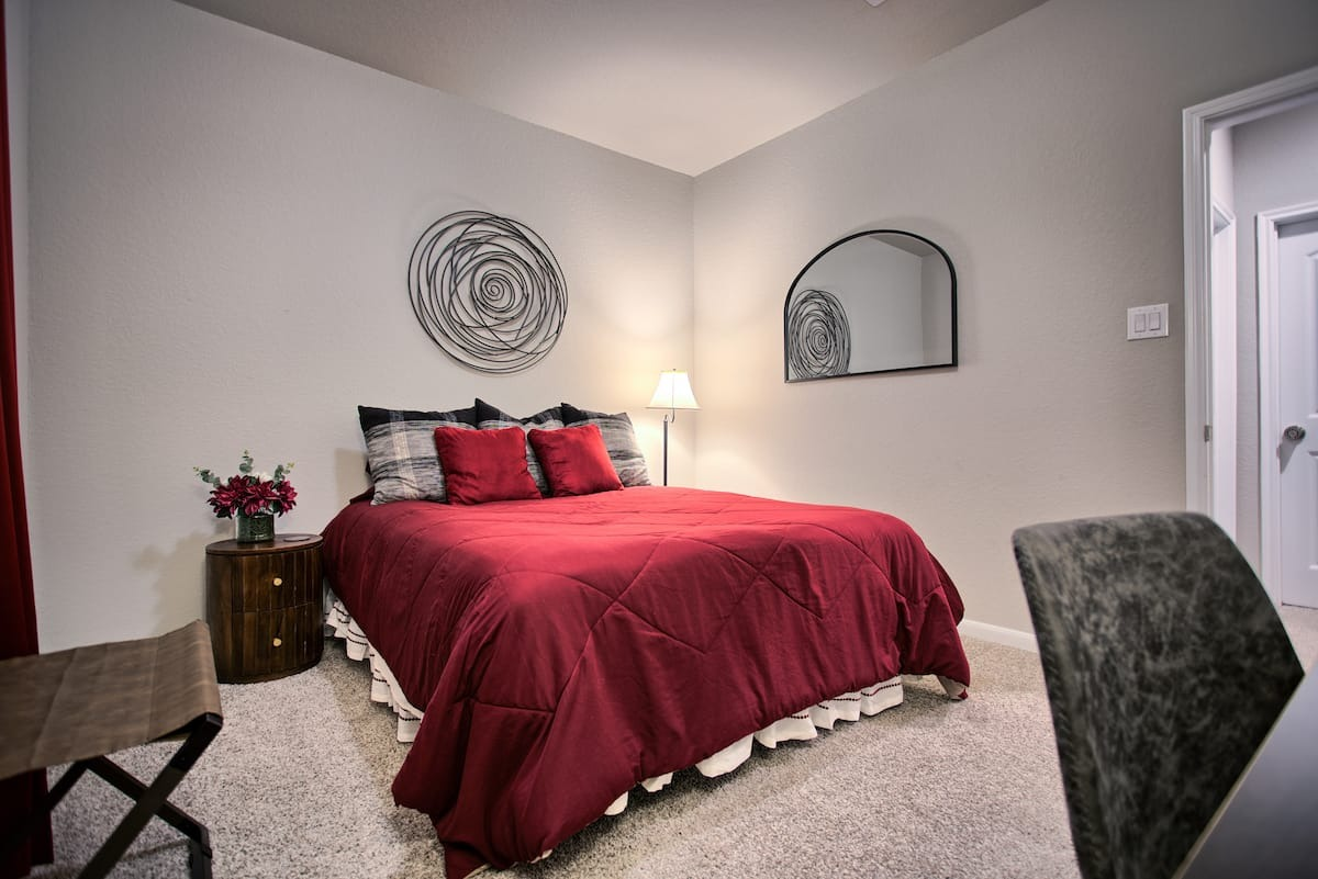 Furnished Room With Shared Home Comforts And Outdoor Kitchen - Photo 1