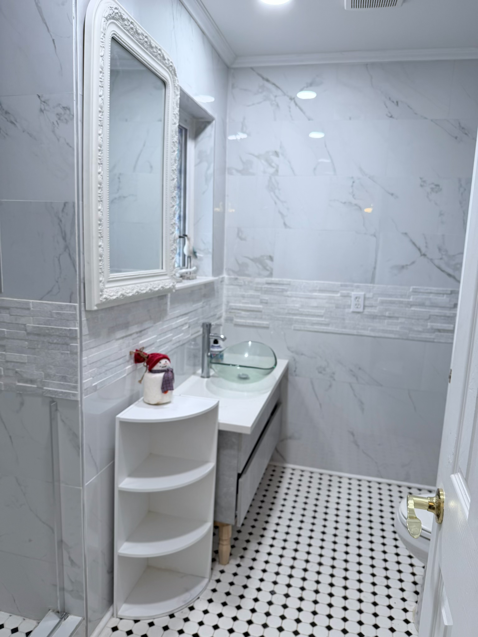 One bedroom with private bathroom. Common kitchen with washer and dryer. $850.00 a month with all bi - Photo 5