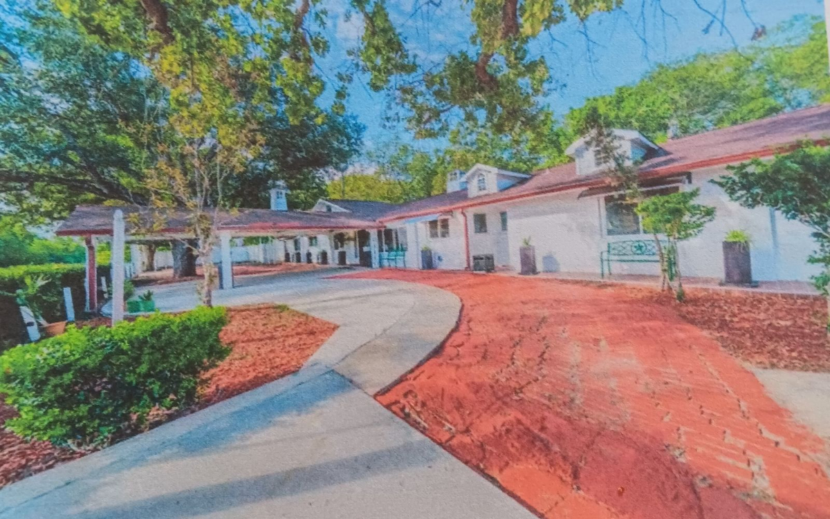 One bedroom with private bathroom. Common kitchen with washer and dryer. $850.00 a month with all bi - Photo 1