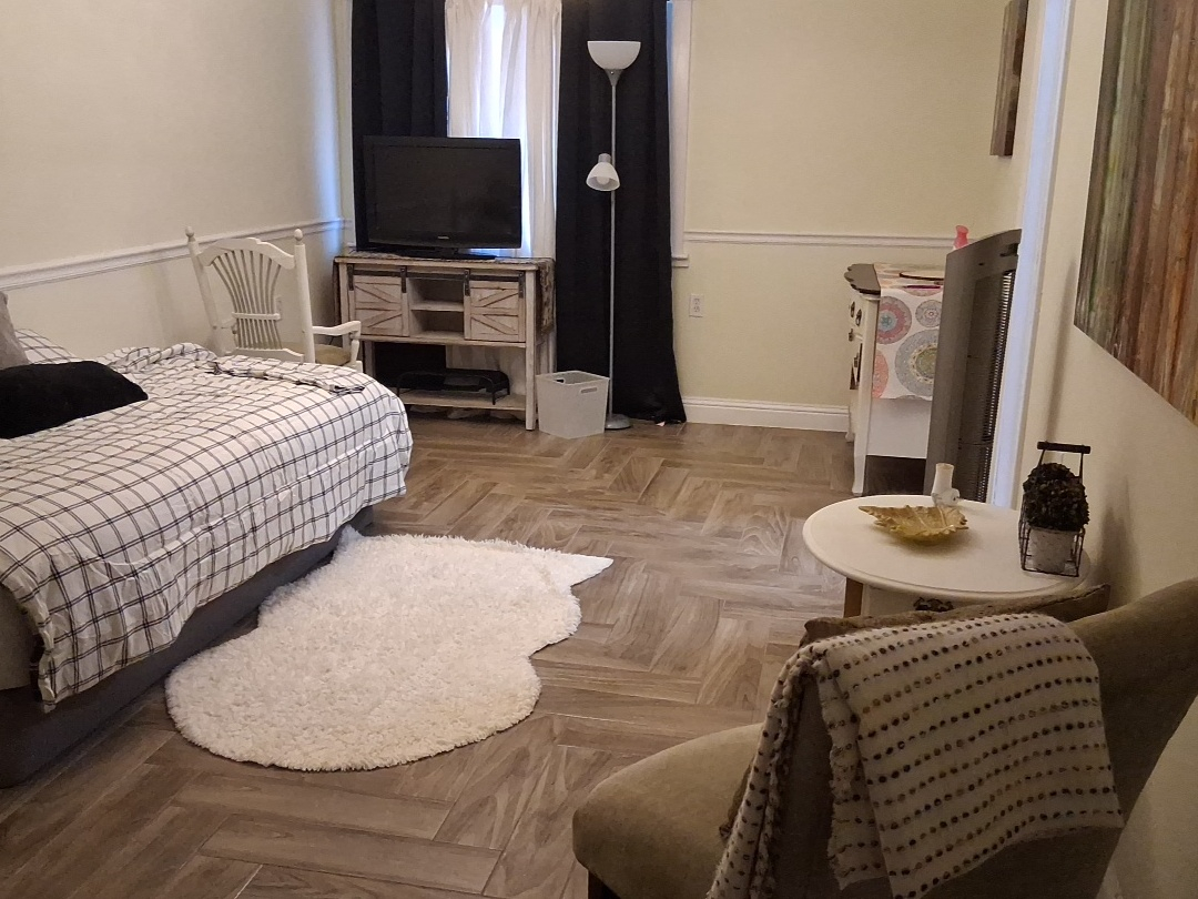 One bedroom with private bathroom. Common kitchen with washer and dryer. $850.00 a month with all bi - Photo 2