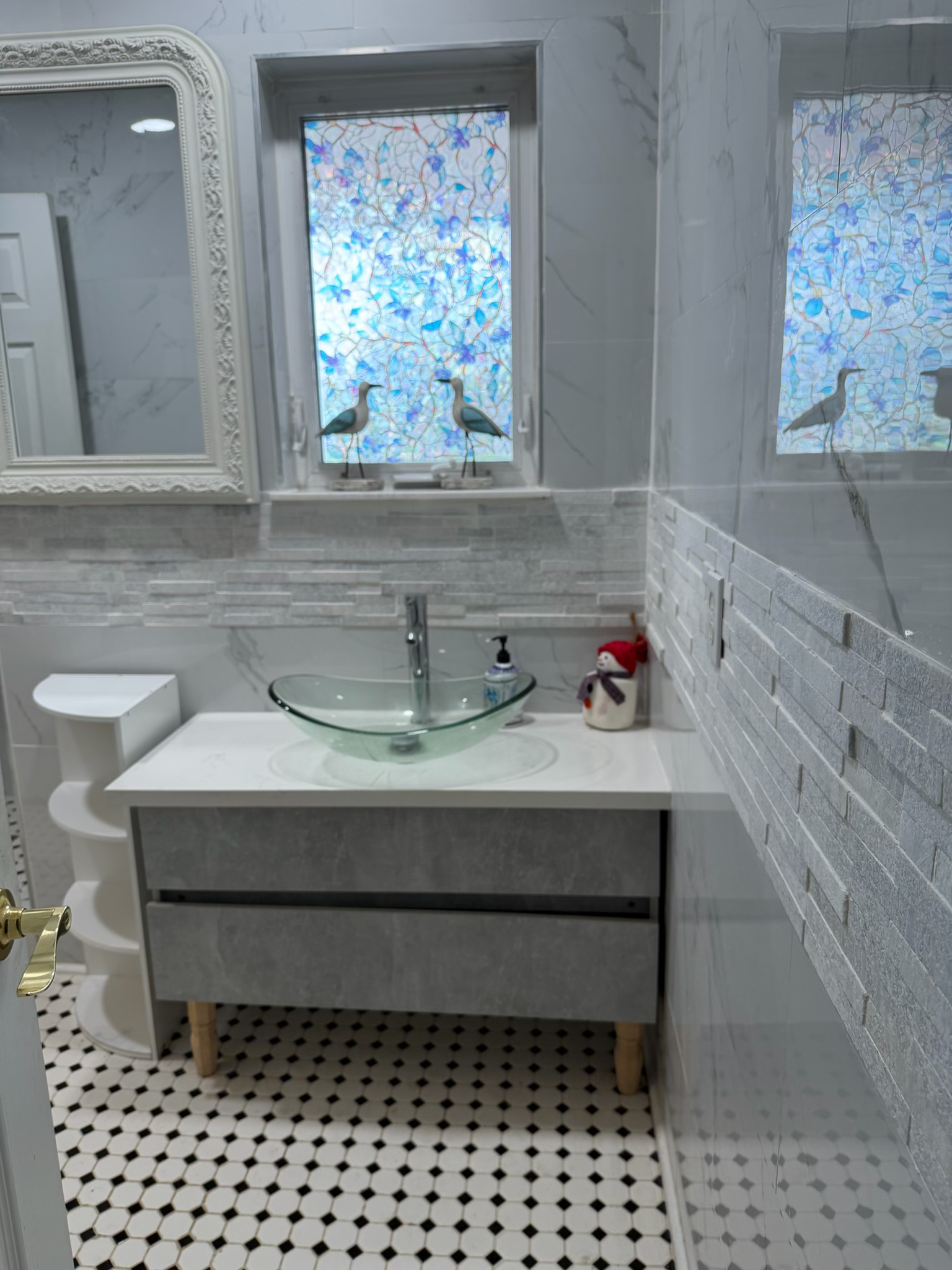 One bedroom with private bathroom. Common kitchen with washer and dryer. $850.00 a month with all bi - Photo 4