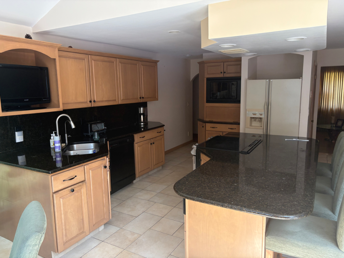 Comfortable Furnished Home With Pool Near Major Highways - Photo 8