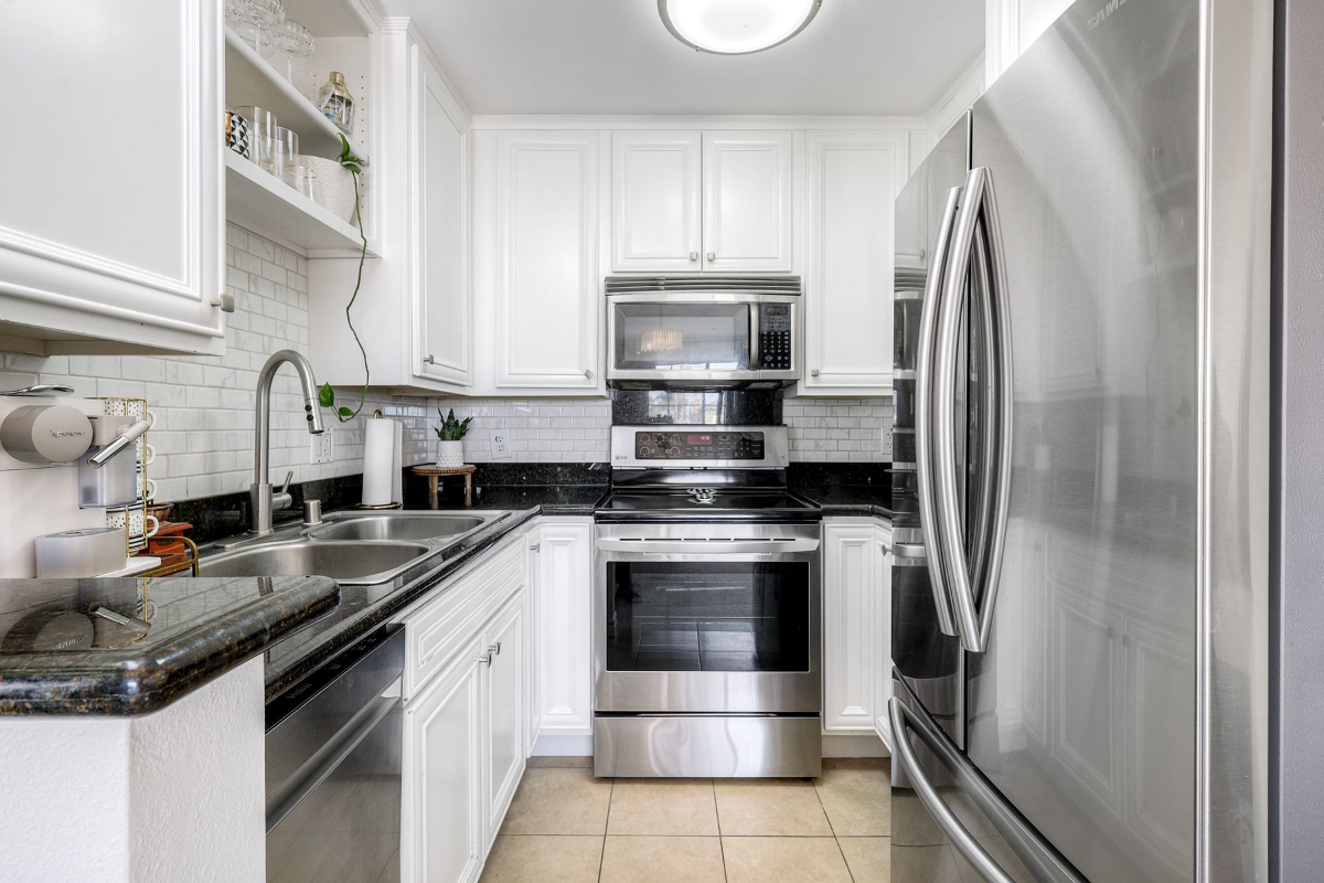 Vibrant & Cozy Hillcrest Furnished Condo near Hospitals and Dining - Photo 5