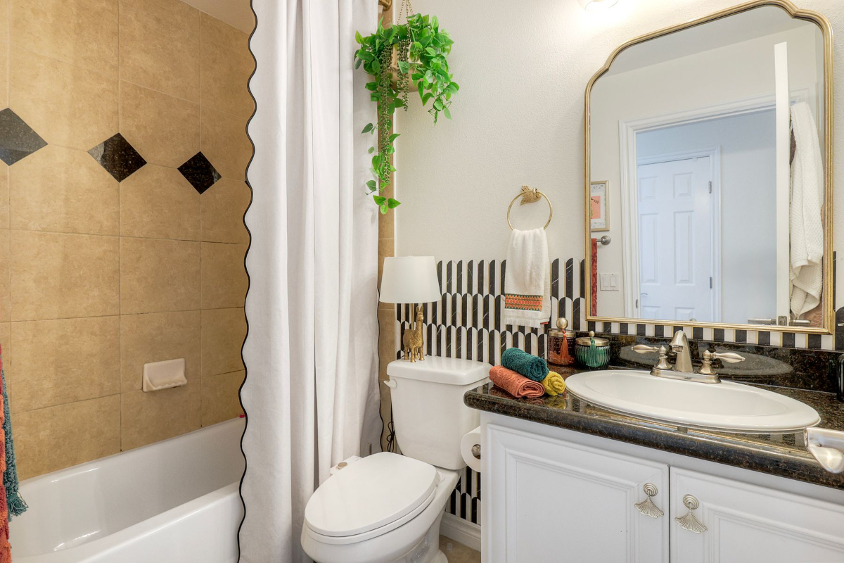 Vibrant & Cozy Hillcrest Furnished Condo near Hospitals and Dining - Photo 6