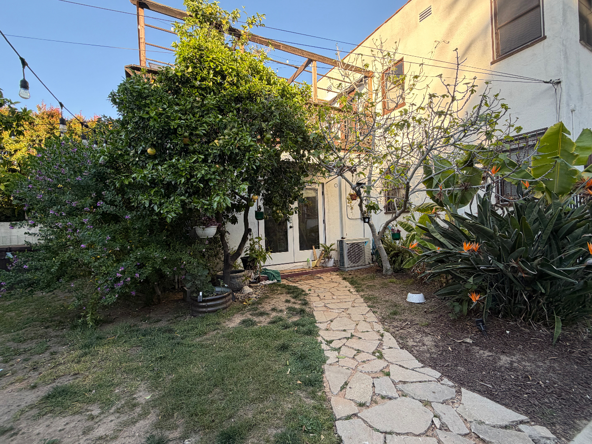 Garden Studio in mid-City Los Angeles - Photo 2
