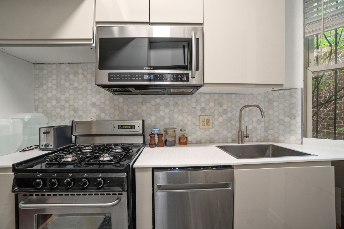DC Capitol Hill Executive 2bd / 30 Day plus / Work-Ready /Parking / Outdoor space - Photo 3