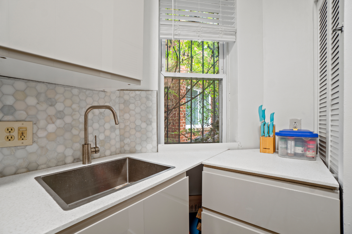DC Capitol Hill Executive 2bd / 30 Day plus / Work-Ready /Parking / Outdoor space - Photo 4