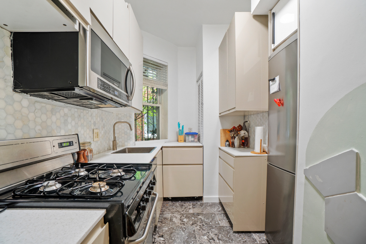 DC Capitol Hill Executive 2bd / 30 Day plus / Work-Ready /Parking / Outdoor space - Photo 7