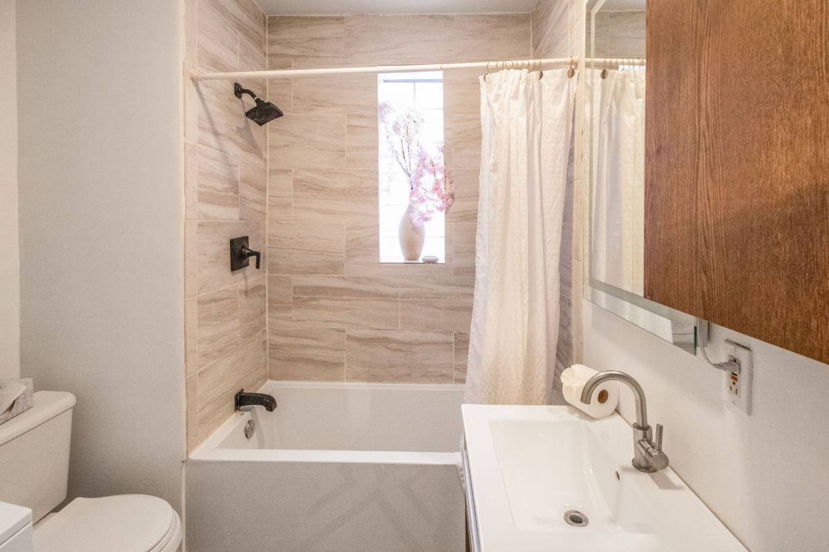 DC Capitol Hill Executive 2bd / 30 Day plus / Work-Ready /Parking / Outdoor space - Photo 9