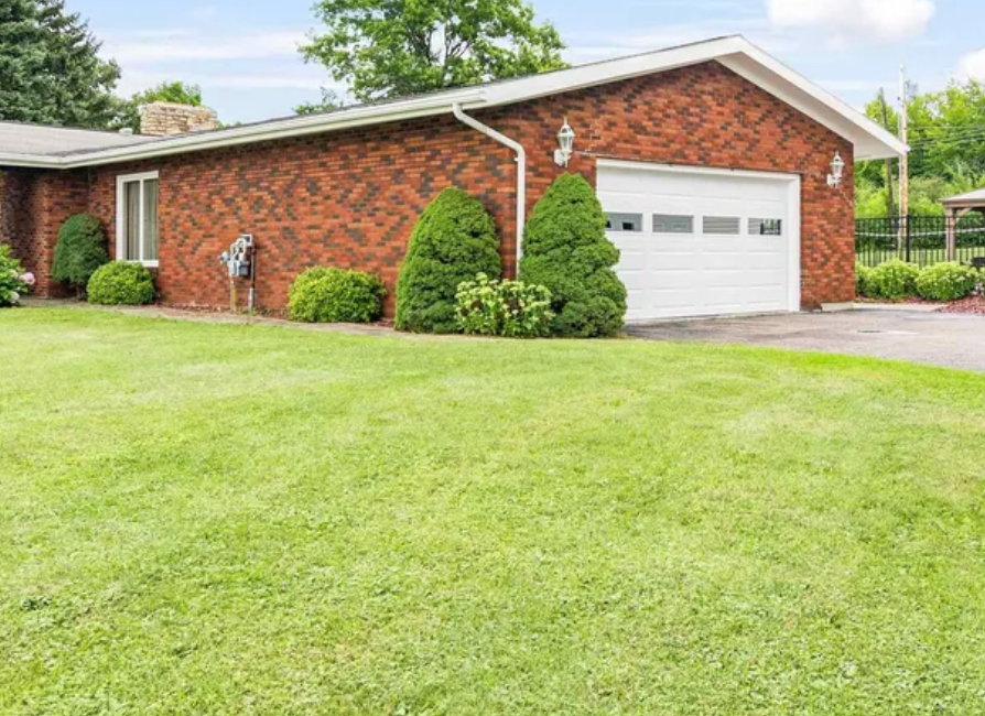 Executive Home Near Hospital, Near Downtown- Lots of room- Quiet, Land - Photo 7