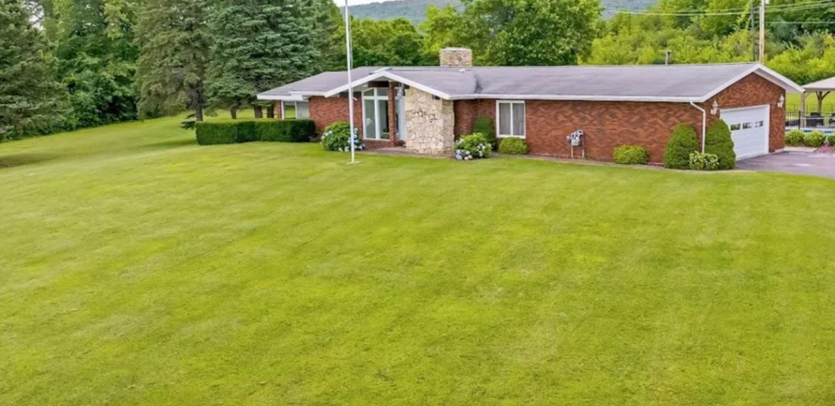 Executive Home Near Hospital, Near Downtown- Lots of room- Quiet, Land - Photo 1