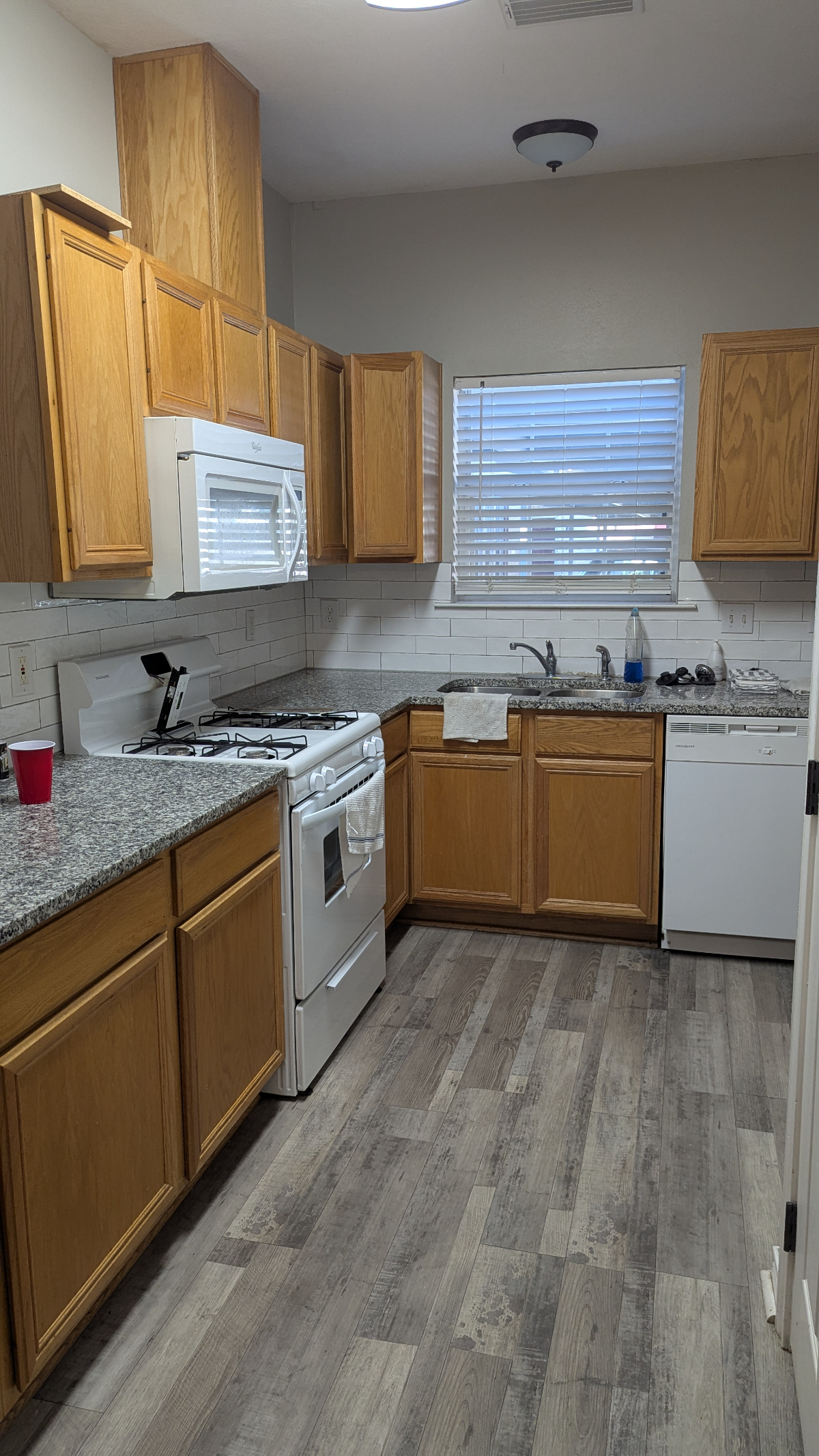 3 BR/3 Bath - covered parking - just 3 miles from 2 hospitals - Photo 2