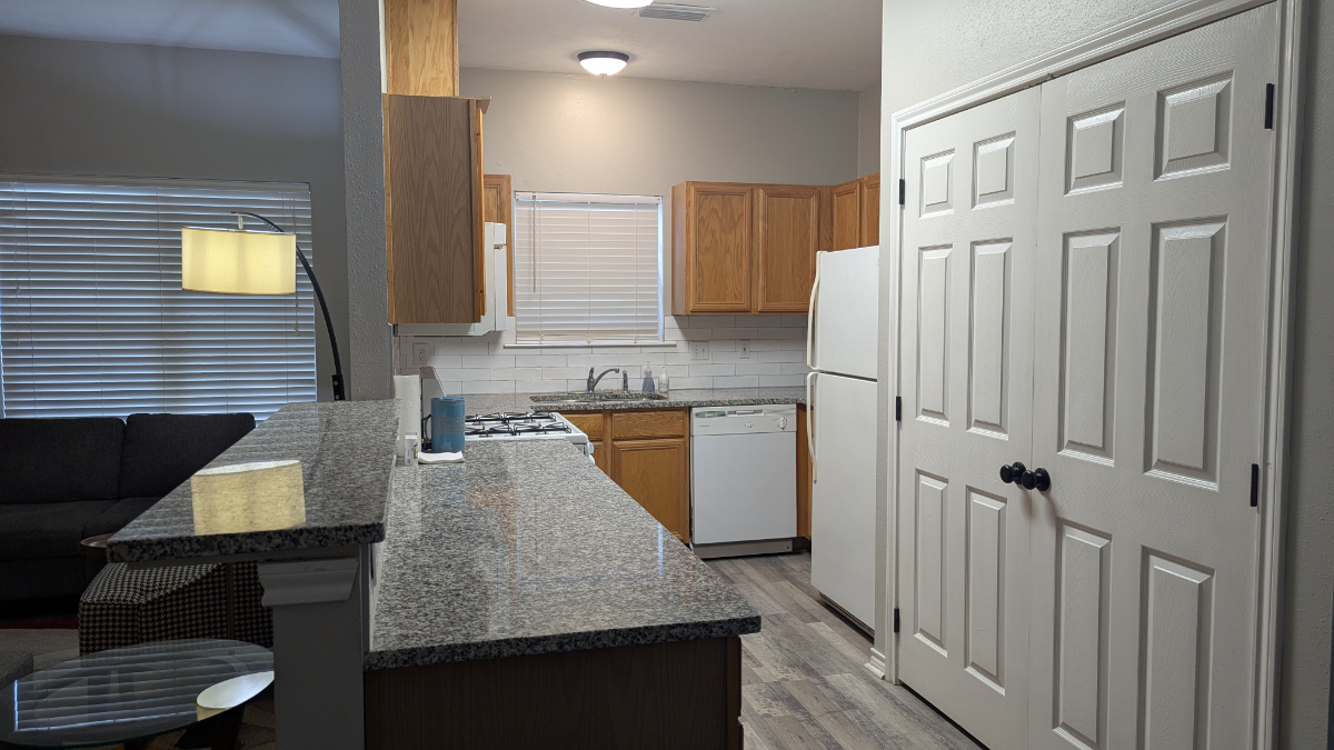 3 BR/3 Bath - covered parking - just 3 miles from 2 hospitals - Photo 1