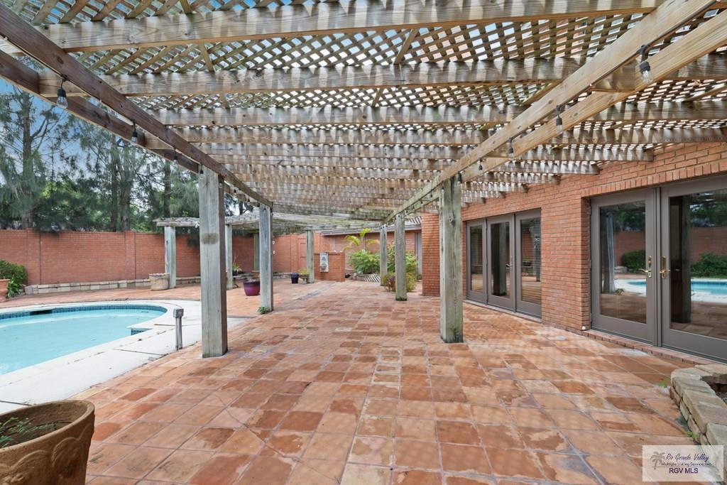 Lovely pool in a huge oasis - Photo 9