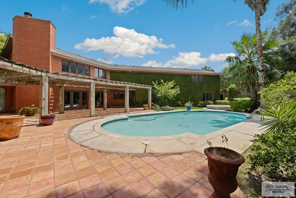 Lovely pool in a huge oasis - Photo 11