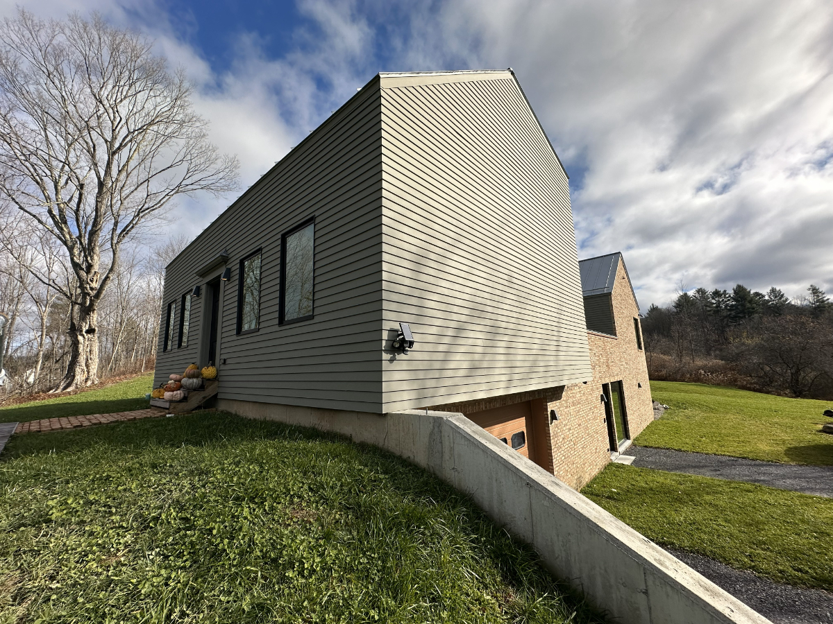Charming 1906 Village Farmhouse renovated by architect and interior designer owners - Photo 1