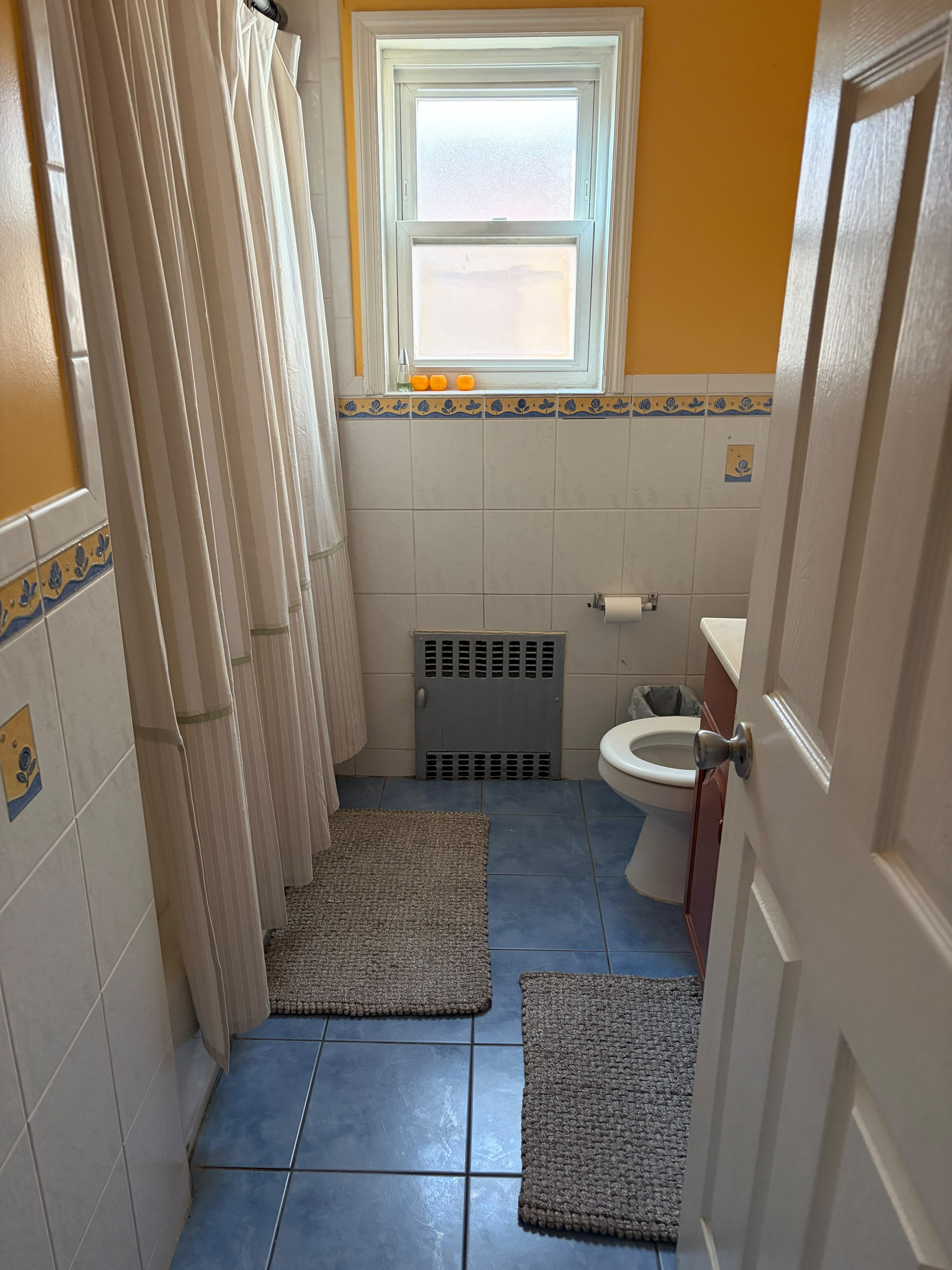 Private House with multiple Rooms and One... - Photo 10