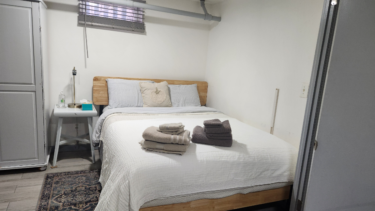 Private House with multiple Rooms and One... - Photo 1
