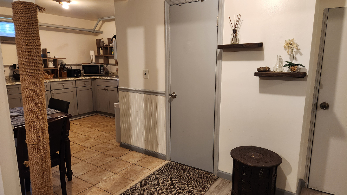 Private House with multiple Rooms and One... - Photo 5