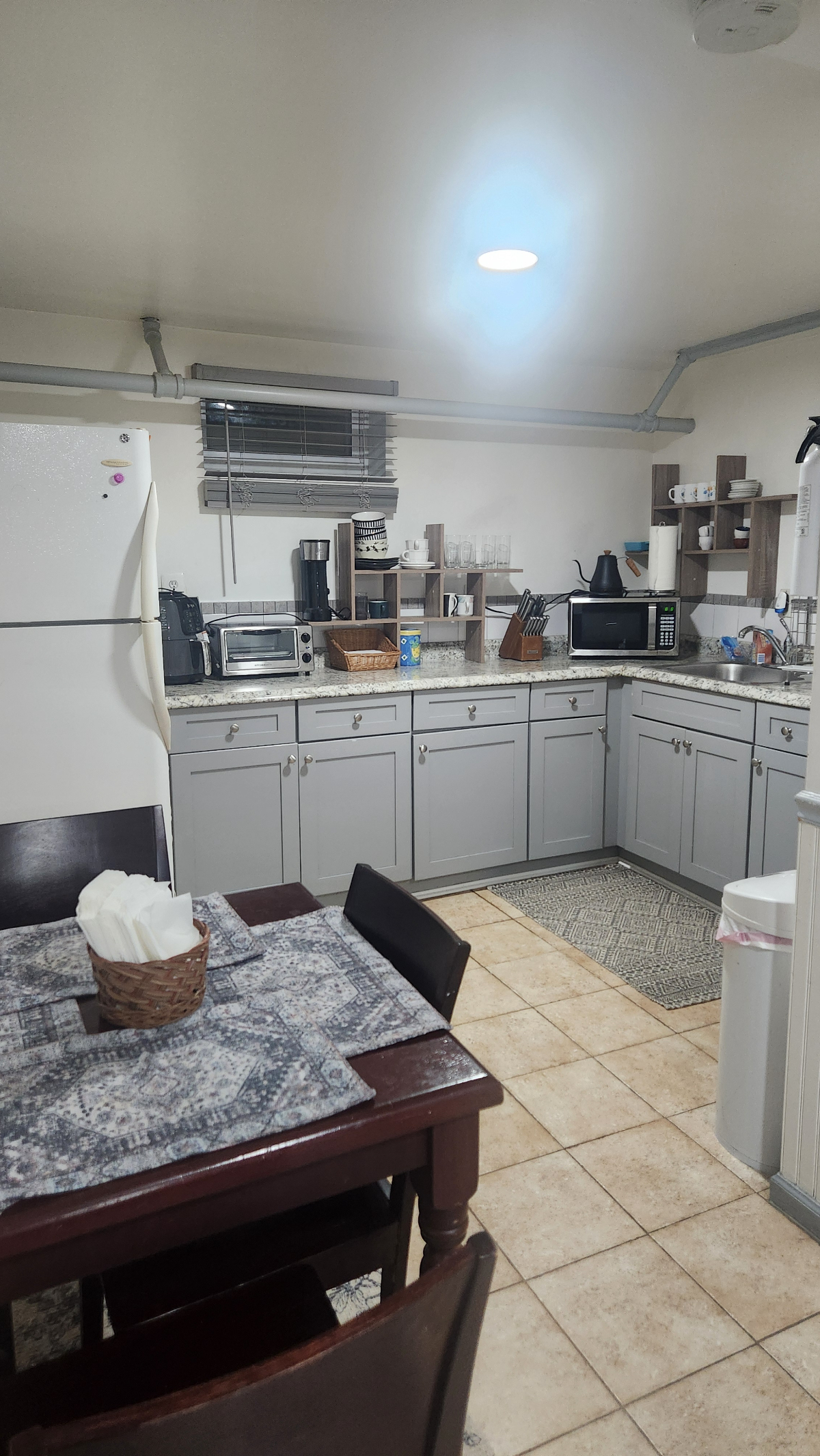 Private House with multiple Rooms and One... - Photo 7