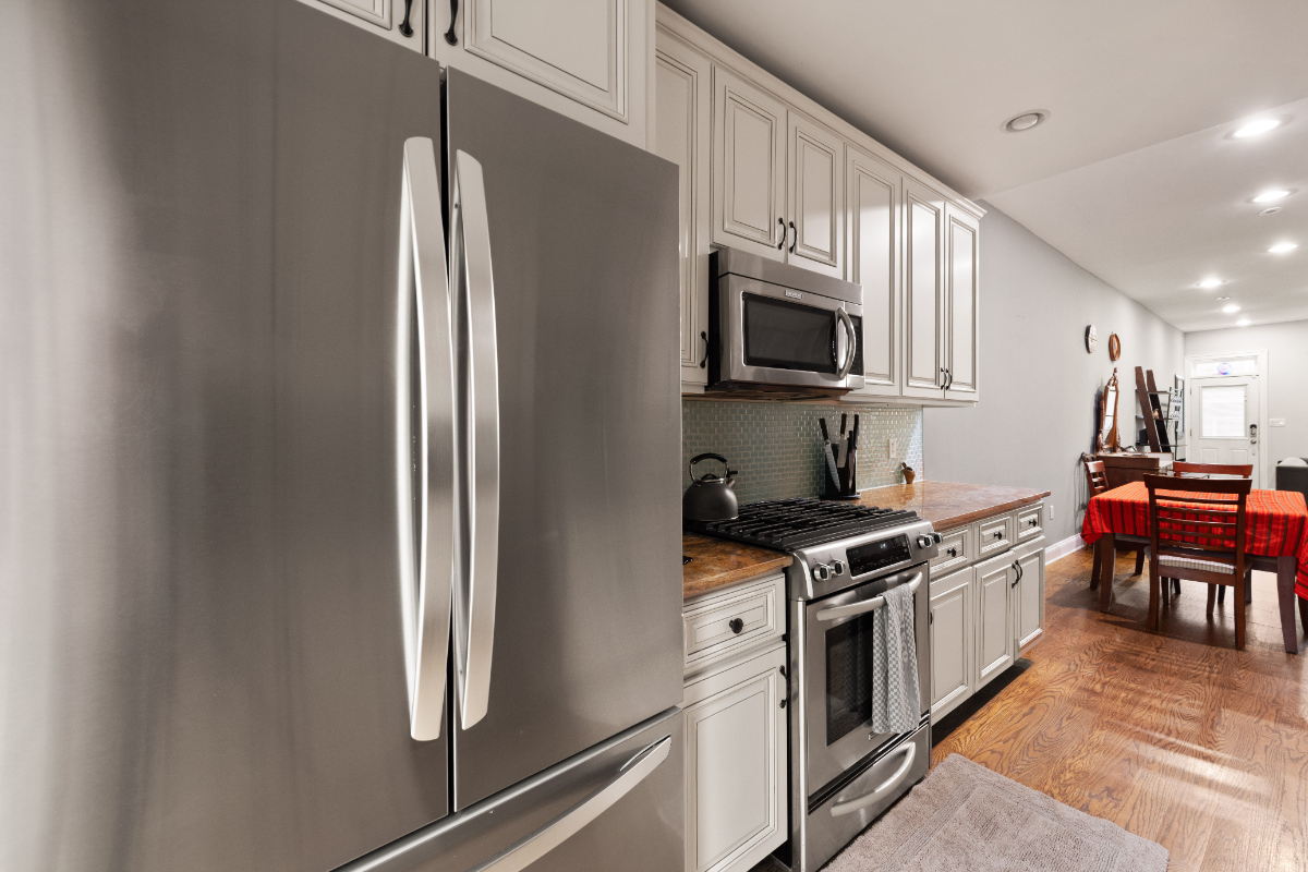 2 Bedroom 2 bath upper unit of Ledroit Park rowhouse furnished lease - Photo 3