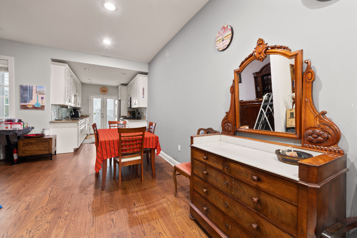 2 Bedroom 2 bath upper unit of Ledroit Park rowhouse furnished lease - Photo 5