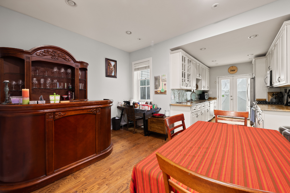 2 Bedroom 2 bath upper unit of Ledroit Park rowhouse furnished lease - Photo 8