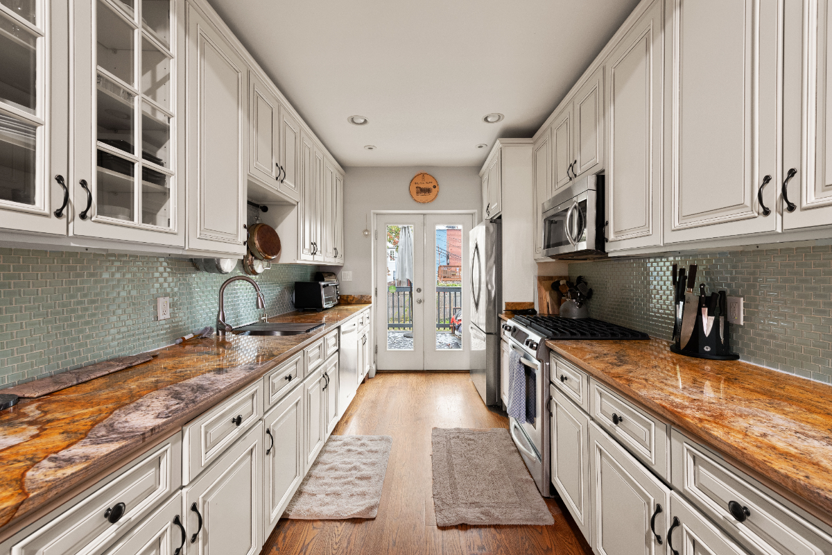 2 Bedroom 2 bath upper unit of Ledroit Park rowhouse furnished lease - Photo 10