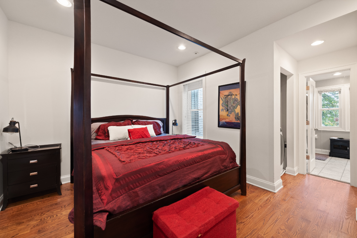 2 Bedroom 2 bath upper unit of Ledroit Park rowhouse furnished lease - Photo 12
