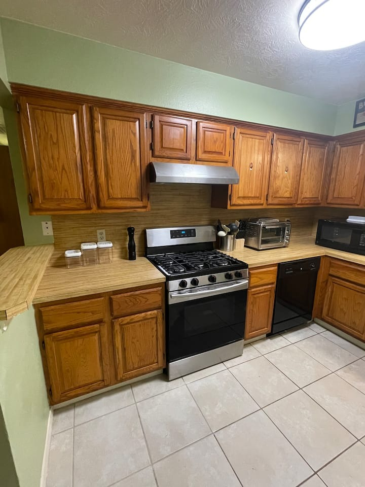 Spacious 3-Bedroom Ground-Level Home with Fast Wi-Fi, and Easy Access to A&M & Downtown Bryan - Photo 4