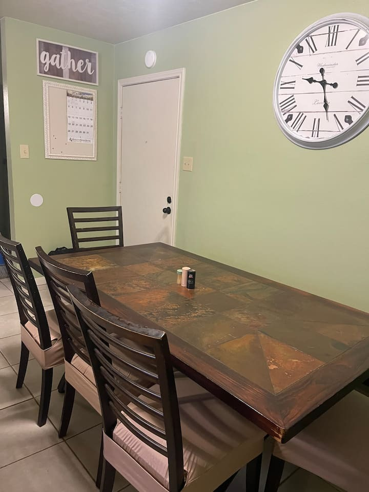 Spacious 3-Bedroom Ground-Level Home with Fast Wi-Fi, and Easy Access to A&M & Downtown Bryan - Photo 3