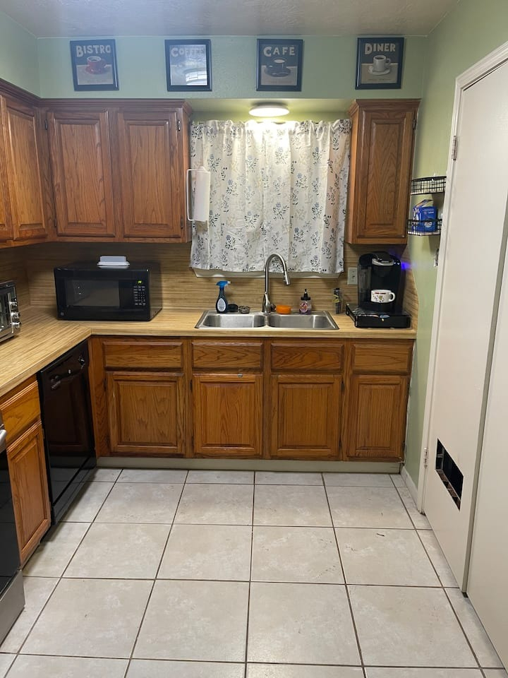 Spacious 3-Bedroom Ground-Level Home with Fast Wi-Fi, and Easy Access to A&M & Downtown Bryan - Photo 5