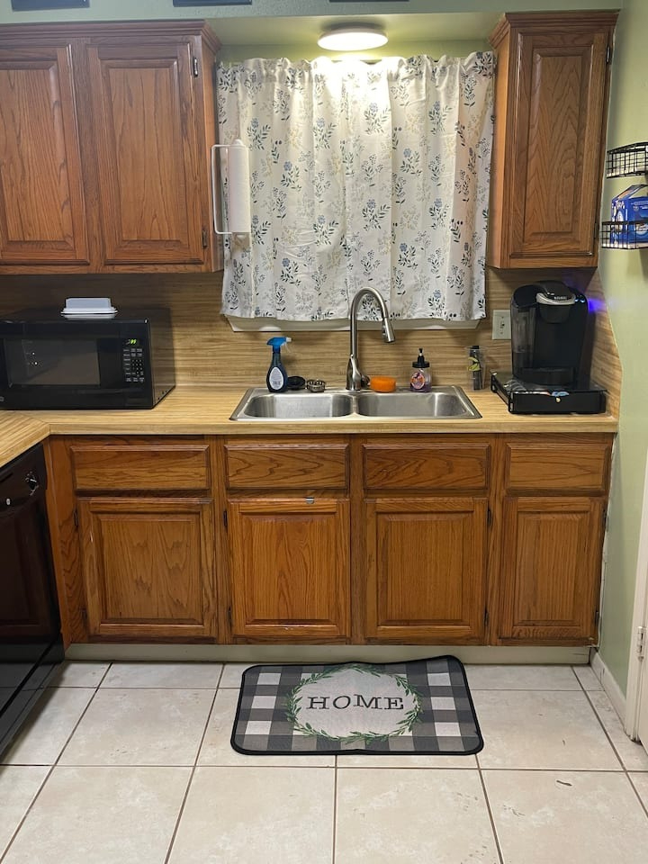 Spacious 3-Bedroom Ground-Level Home with Fast Wi-Fi, and Easy Access to A&M & Downtown Bryan - Photo 6